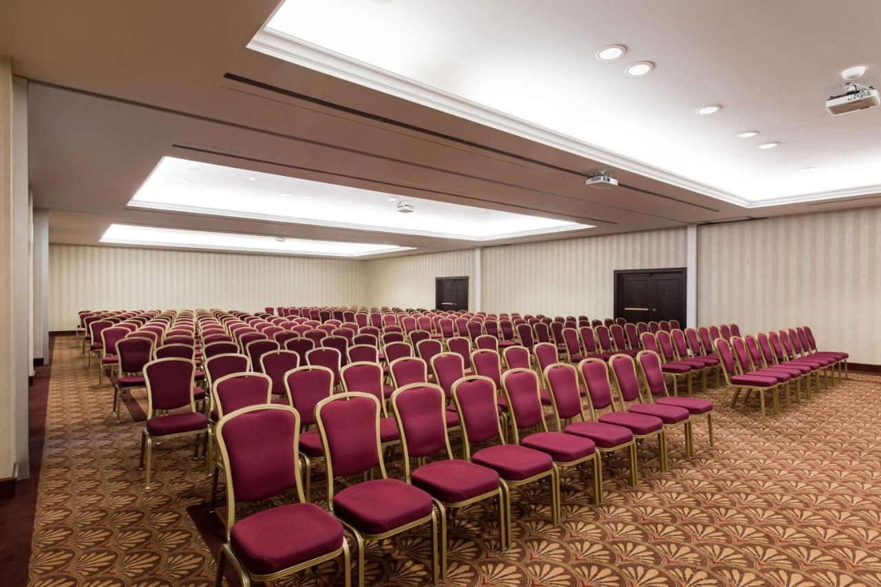 Radisson Blu Carlton Hotel, Братислава Экстерьер фото
